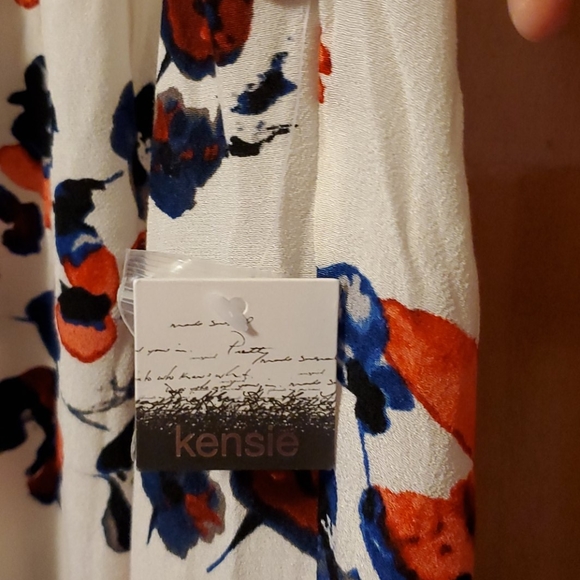 Sleeveless Top - Picture 2 of 6